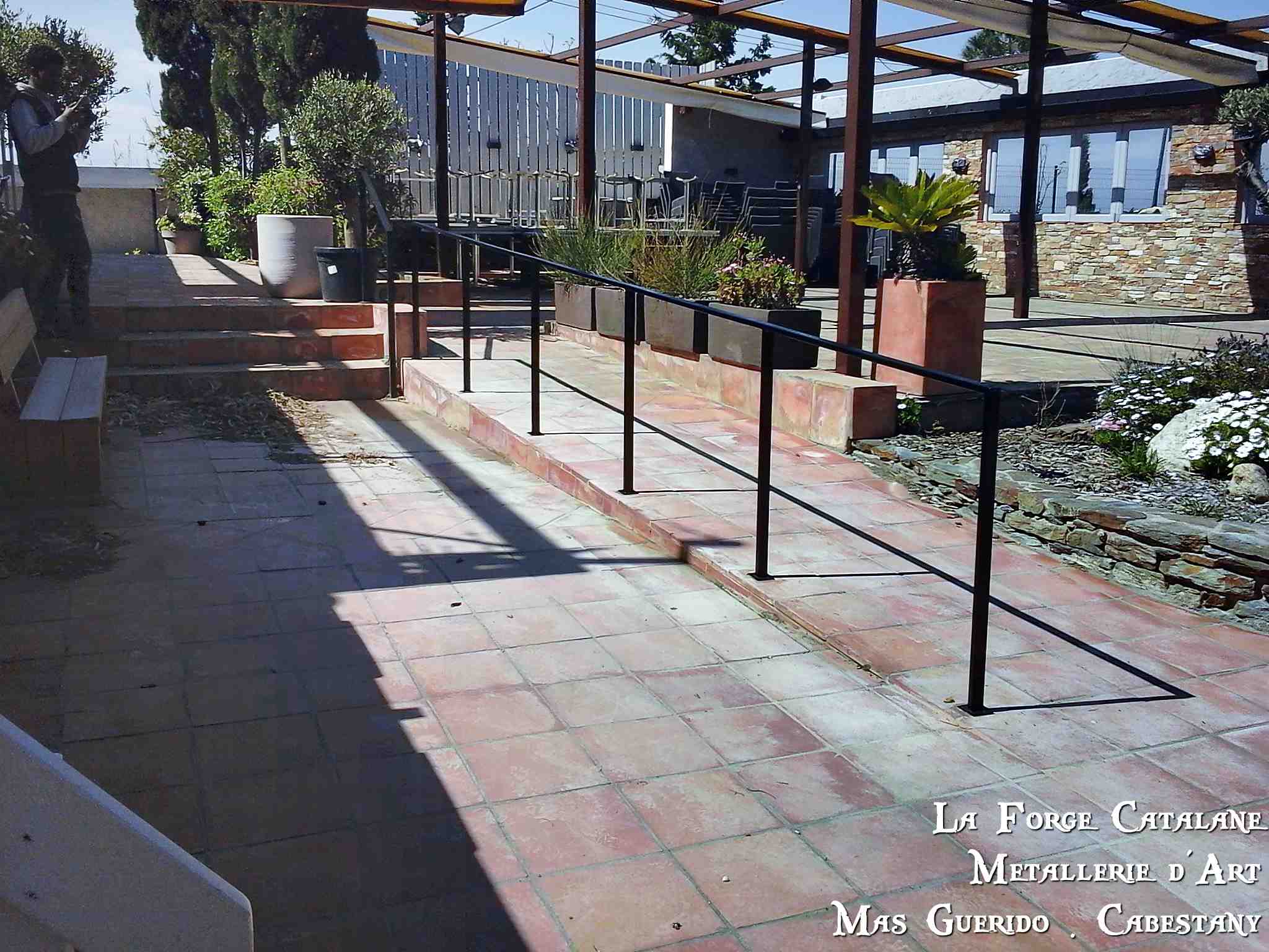 rampant acces handicape camping criques porteils forge catalane.jpg